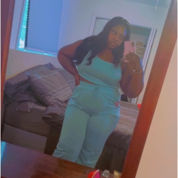 One shoulder crop top and jogger set - Picture 4 of 4